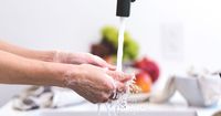 5. Sering cuci tangan atau gunakan hand sanitizer