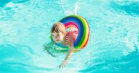 5 Cara Tepat Atasi Kulit Anak Belang Setelah Berenang