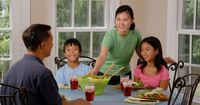 2. Menjadikan makan sebagai waktu keluarga