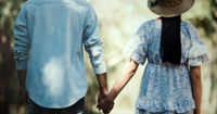 Ungkap 5 Rahasia Manfaat Bergenggaman Tangan Pasangan