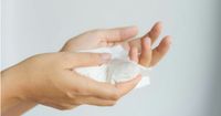 6. Tissue kering mengeringkan setelah cuci tangan