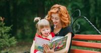 2. Bacakan buku cerita agar tingkatkan imajinasi anak