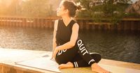 3. Selain olahraga, yoga juga dapat mengatasi stres hingga membantu meregangkan otot-otot kurang aktif