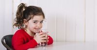 5 Manfaat Positif Rutin Minum Air Putih Anak-Anak