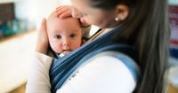 7 Bahaya Saat Mama Gunakan Gendongan Bayi Hadap Depan