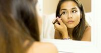5 Cara Memakai Eyeliner Baik Benar