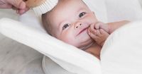 5 Manfaat Didapat Jika Menyisir Rambut Bayi Secara Teratur