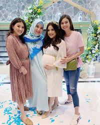 3. Para sahabat ikut menebak jenis kelamin anak pertama dari Tasya Kamila