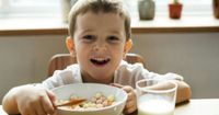 1. Ajari anak makan tanpa ditemani gadget