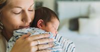 Perlukah Mama Konsultasi ke Dokter Mengenai Refleks Kaget si Bayi