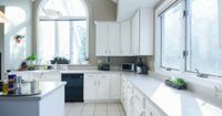 5. Pencahayaan alami menjadi kunci utama buat dapur minimalis lebih terlihat luas