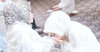 2. Momen sungkeman ketika meminta restu 