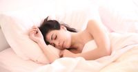 Tak Disangka, Ini 5 Manfaat Tidur Tanpa Busana Perempuan
