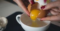 6. Pecahkan telur lihat warna tekstur putih telur
