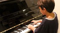 4. Usia sekolah (6-9 tahun) Mengenalkan mengajarkan anak instrumen musik asli