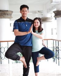5. Kompak melakukan prenatal yoga bersama pasangan 