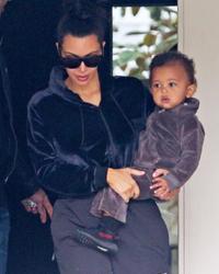 5. Saint Mama dalam balutan velvet