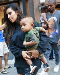 7. Mama Kim selalu setia menggendong Saint