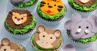 5. Menyiapkan kue istimewa