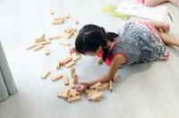 2. Ajak si Kecil bermain puzzle