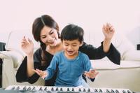 4. Ajak si Kecil bernyanyi menari