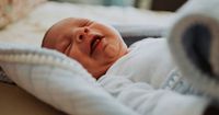 4 Mitos Fakta tentang Posisi Tidur Bayi, Apakah Tidur Miring Aman