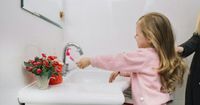 5. Mengajak anak mencuci tangan setelah bermain