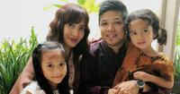 1. Mengerjakan PR bersama