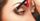 4. Gunakan eyeshadow berwarna gelap ha sudut mata bagian luar
