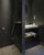 3. Desain kamar mandi serba hitam membuat minimalis gaya elegan 