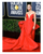 7. Scarlett Johansson begitu elegan gaun merah menjuntai