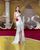 2. Lily Aldridge gunakan gaun putih cantik