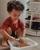 2. Rachel Ven menemani Xabiru Oshe Al-Hakim bermain sensory play