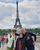 7. Berpose bertiga depan Menara Eiffel