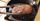 4. Memasak daging atas panci penggorengan menghasilkan daging garing beraroma