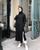 7. Pilih gamis aksen lipit vertikal