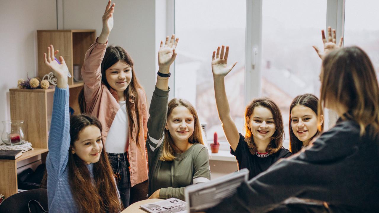 10 Arti Mimpi Bertemu Teman Sekolah