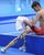 6. Seorang atlet Paralympic laki-laki sedang menyeka badan handuk