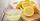 5. Menggunakan perasan jeruk lemon mengurangi penampakan bekas jerawat