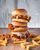 7. Pemegang Rekor Dunia Guinness hamburger terbesar pecag pafa berat lebih dari 2.000 pon.