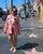 6. Marshanda juga terlihat mengunjungi Hollywood Boulevard outer berwarna pink