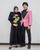 5. Bersama suami, Aurel Atta tampak serasi mengenakan paduan busana hitam pink