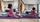 2. Bridgia ikuti gerakan yoga serius
