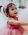 4. Menggunakan dress pink ulang tahun pertamanya