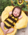 4. Baby Bible terlihat santai mengenakan kostum lebah