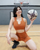 1. Coba olahraga basket, potret gaya Maria Vania tanktop orangenya