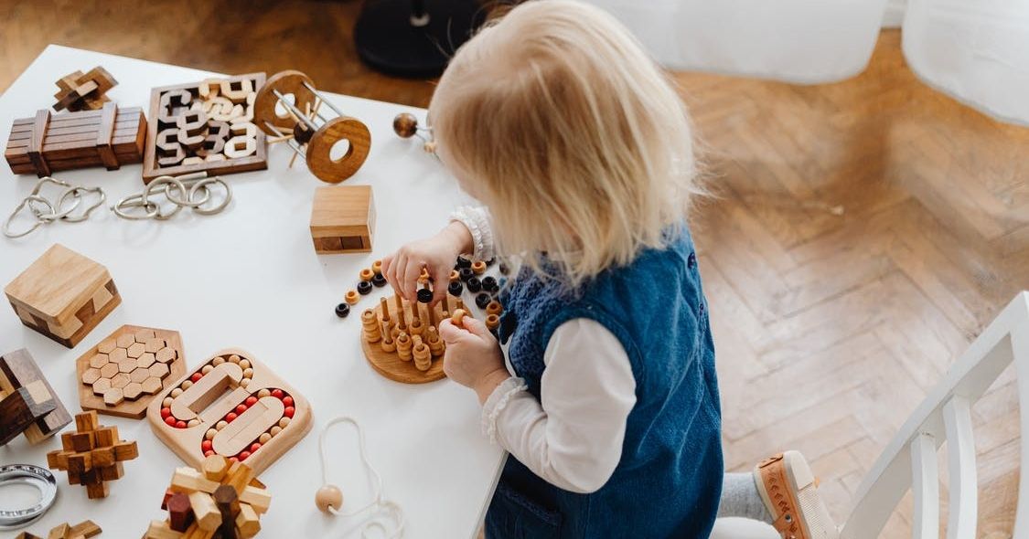 1. Anak autisme memiliki perilaku sosial unik