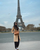1. Potret depan menara Eiffel Paris outfit sederhana nan stylish
