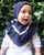 2. Anak Shireen Sungkar memakai hijab berwarna navy