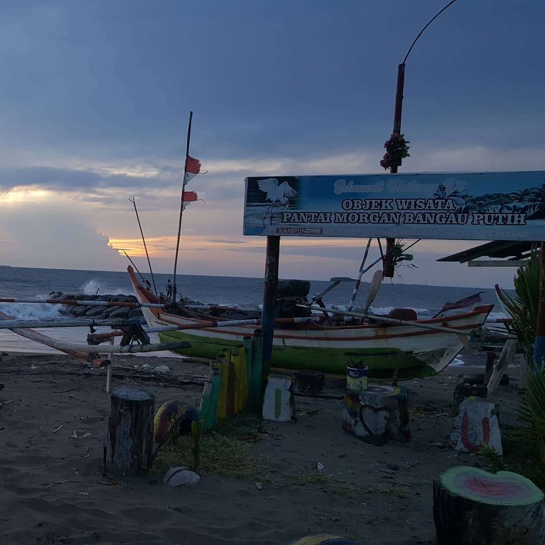 lukisan pemandangan waktu senja di kampung nelayan